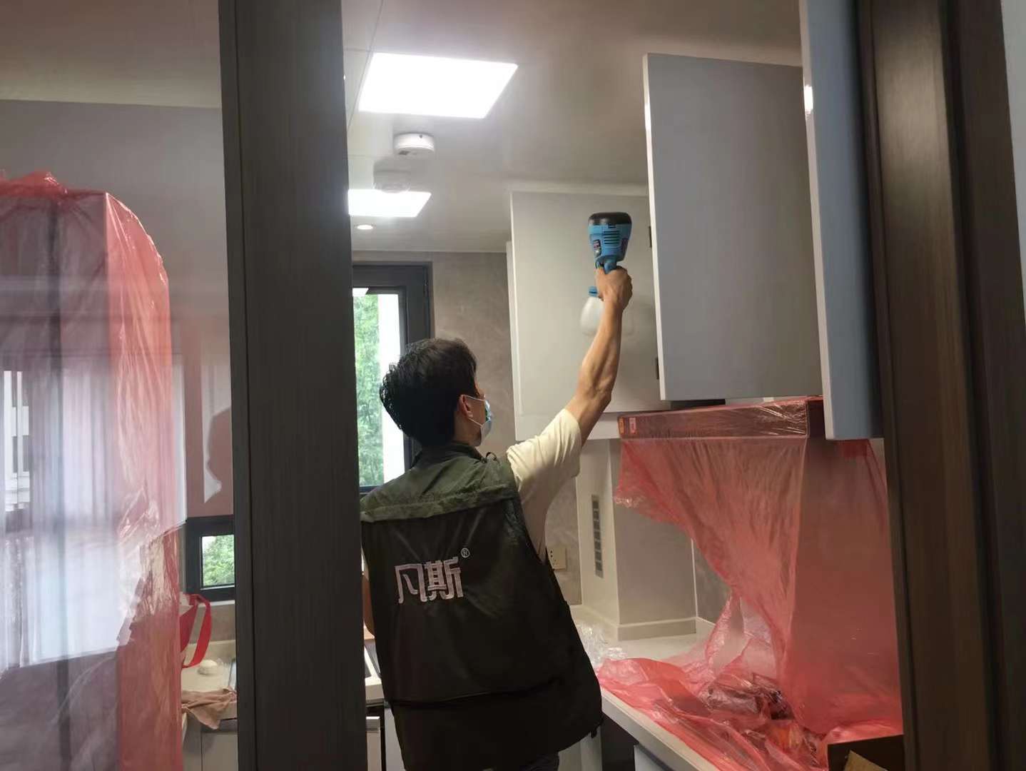 夏天室內(nèi)甲醛會升高嘛？為什么室內(nèi)異味那么刺鼻