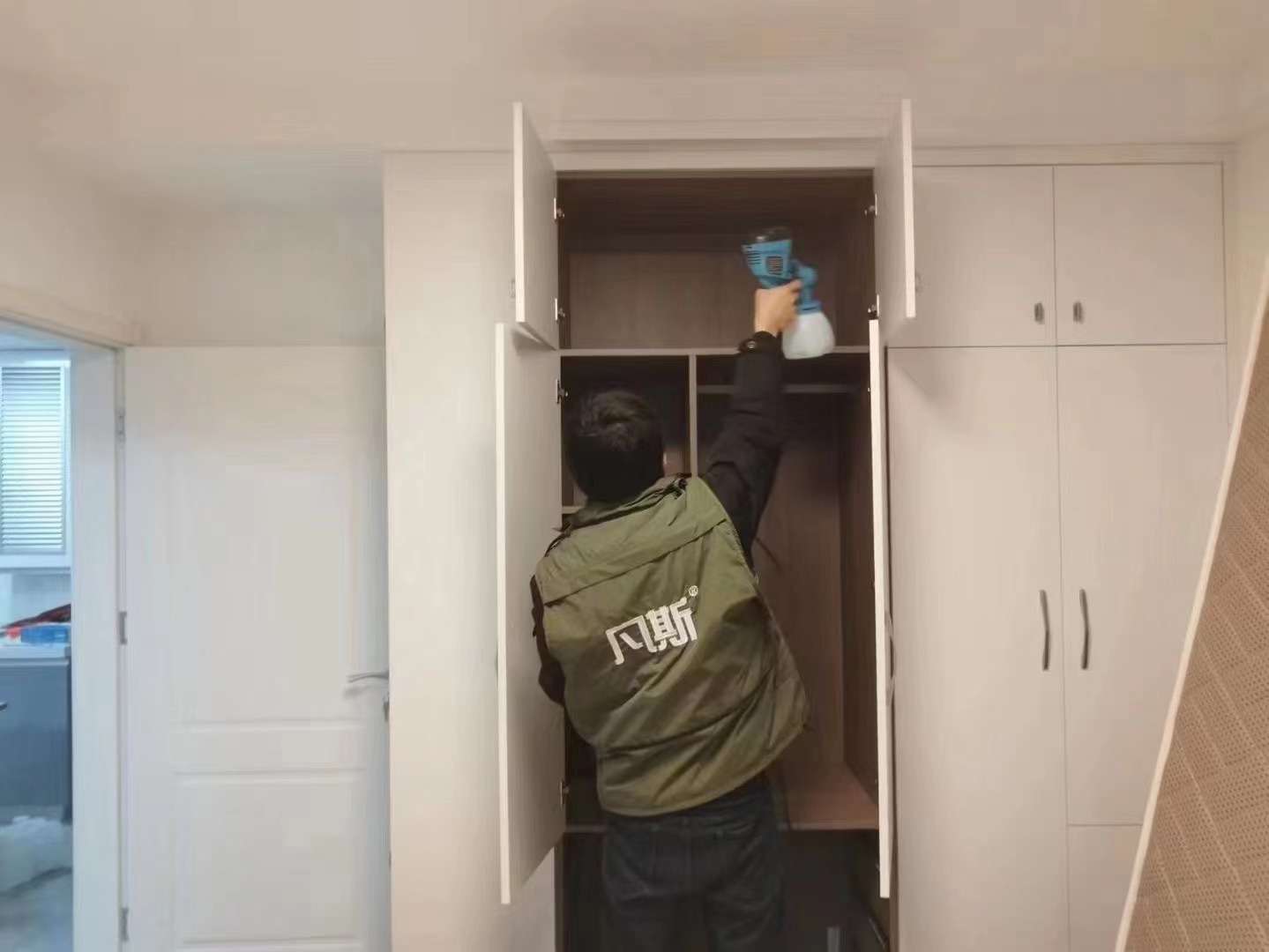 衣柜甲醛異味大，哪些方法更適合除甲醛呢