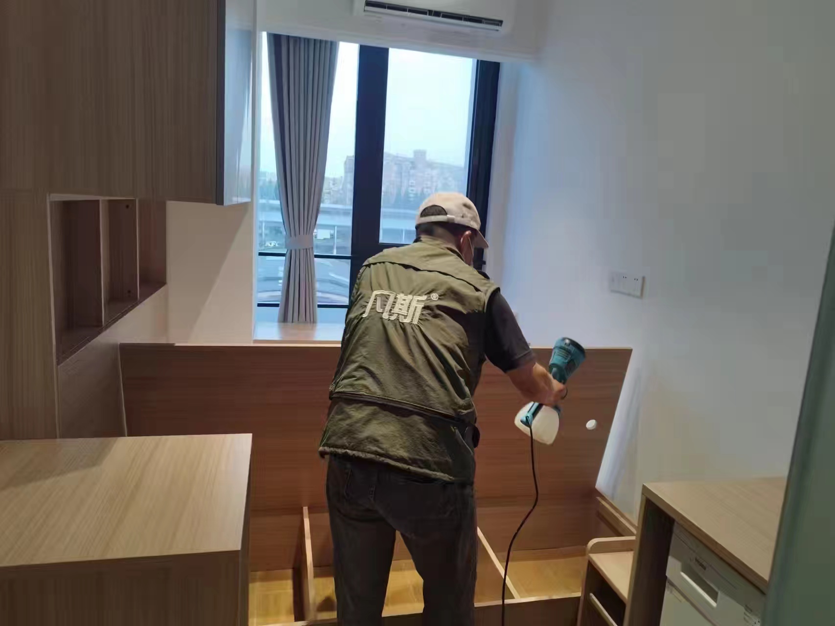 隔壁鄰居刷完墻面后味道很刺鼻，油漆涂料里含有甲醛嘛？